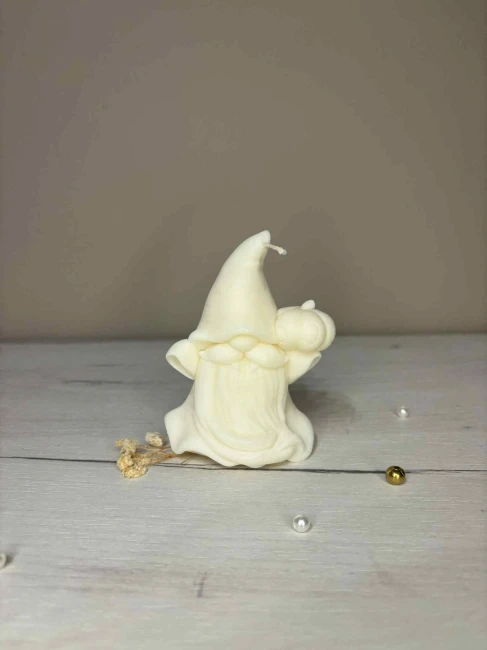 Świeca Krasnal z Dynią BOO ręcznie robiona z naturalnego wosku sojowego, dekoracja Halloween i jesienna ozdoba wnętrza